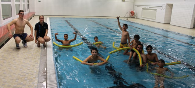 Schwimmspaß für Flüchtlingskinder